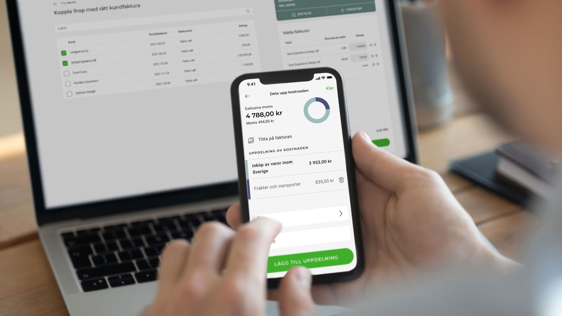 En mobiltelefon och en dator som visar Fortnox affärssystem