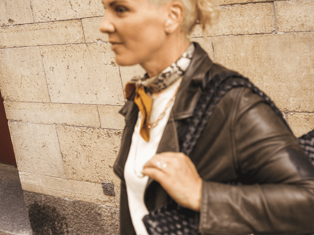 Kvinna med skinnjacka och scarf