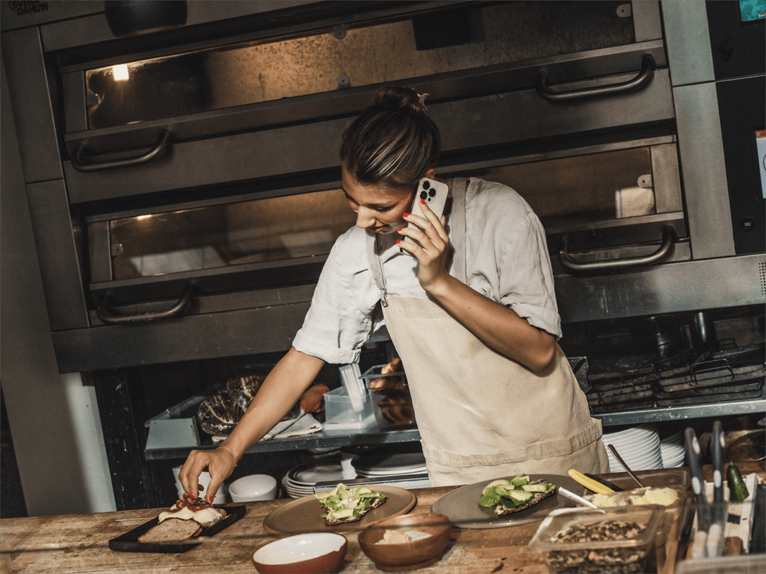 kvinna arbetar i kök