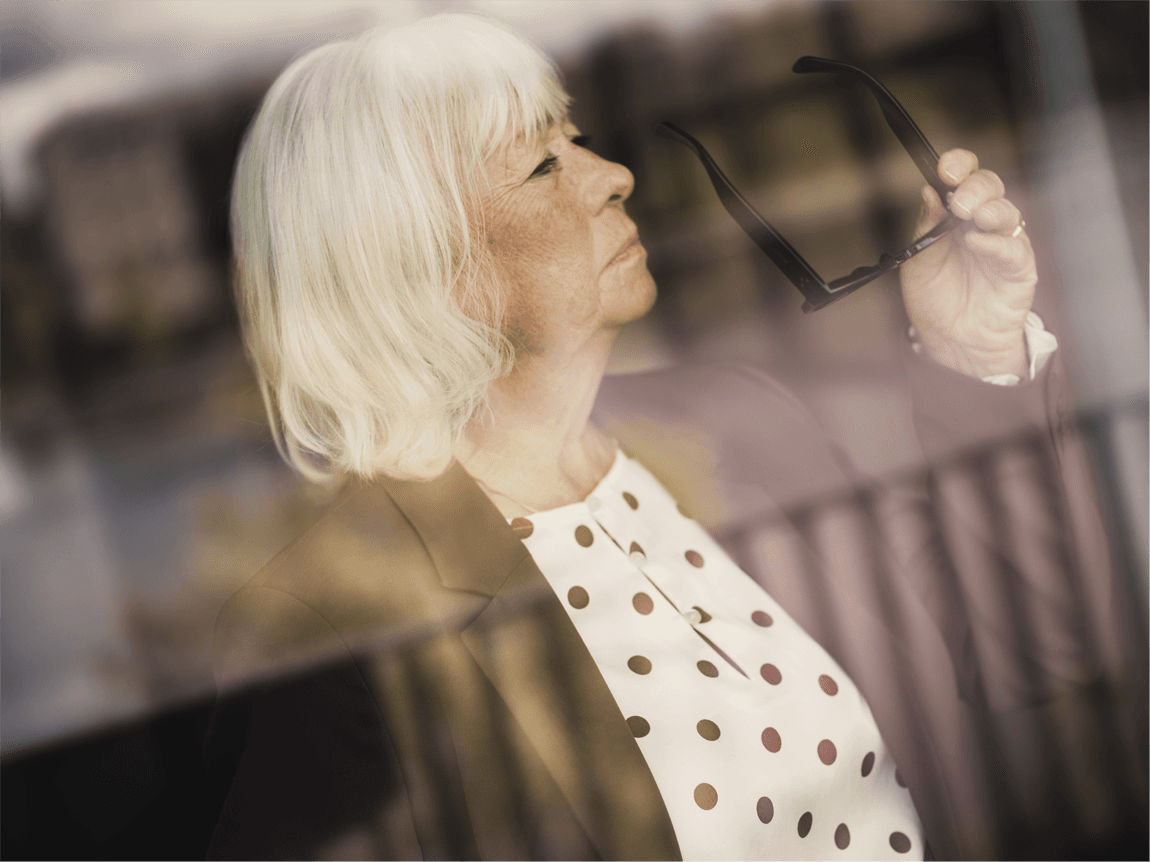 Kvinna fotad genom fönster