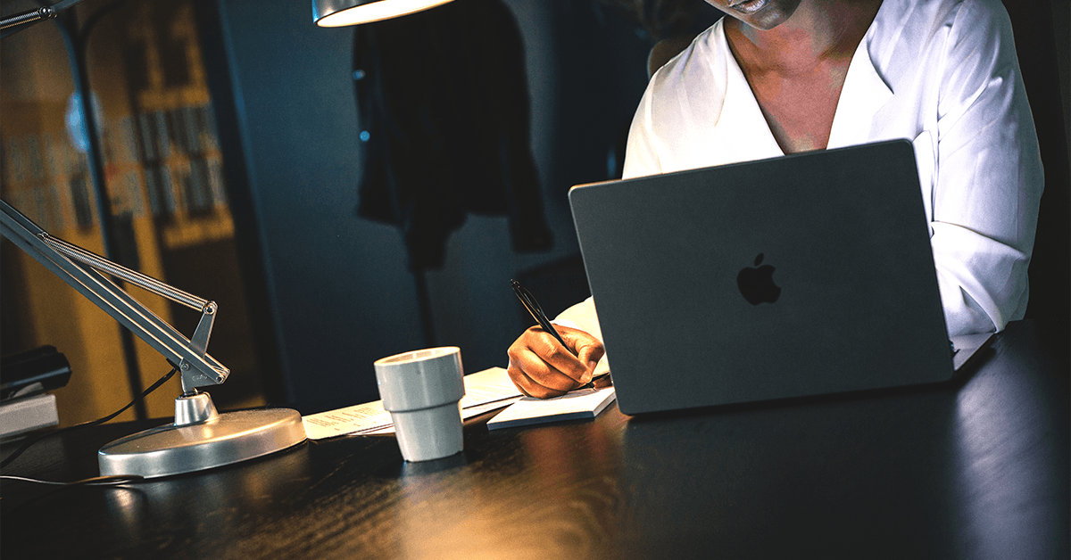 Kvinna skriver på anteckningsblock