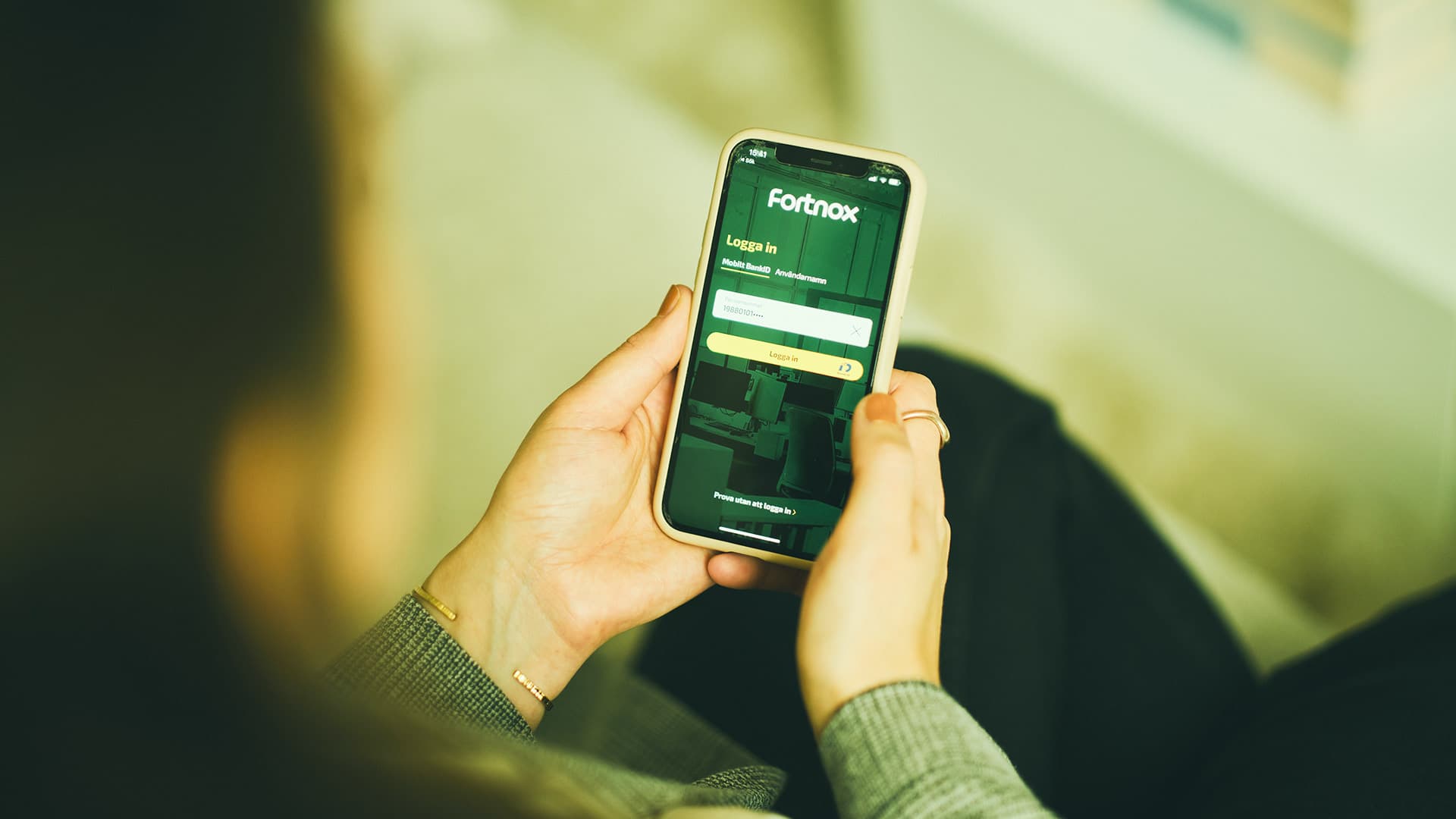 En person som håller en mobil