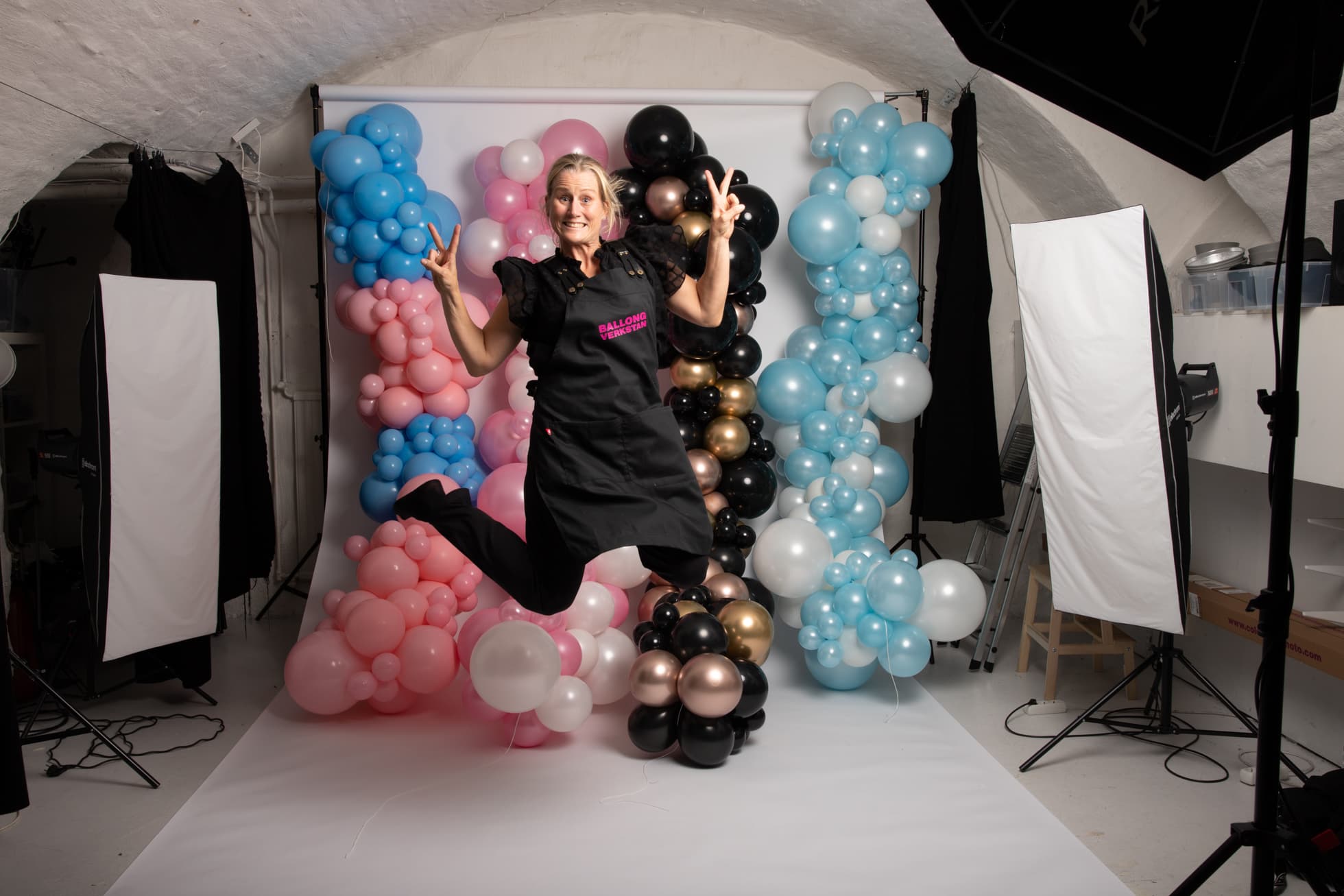 En bild på en kvinna som är omgiven av ballonger
