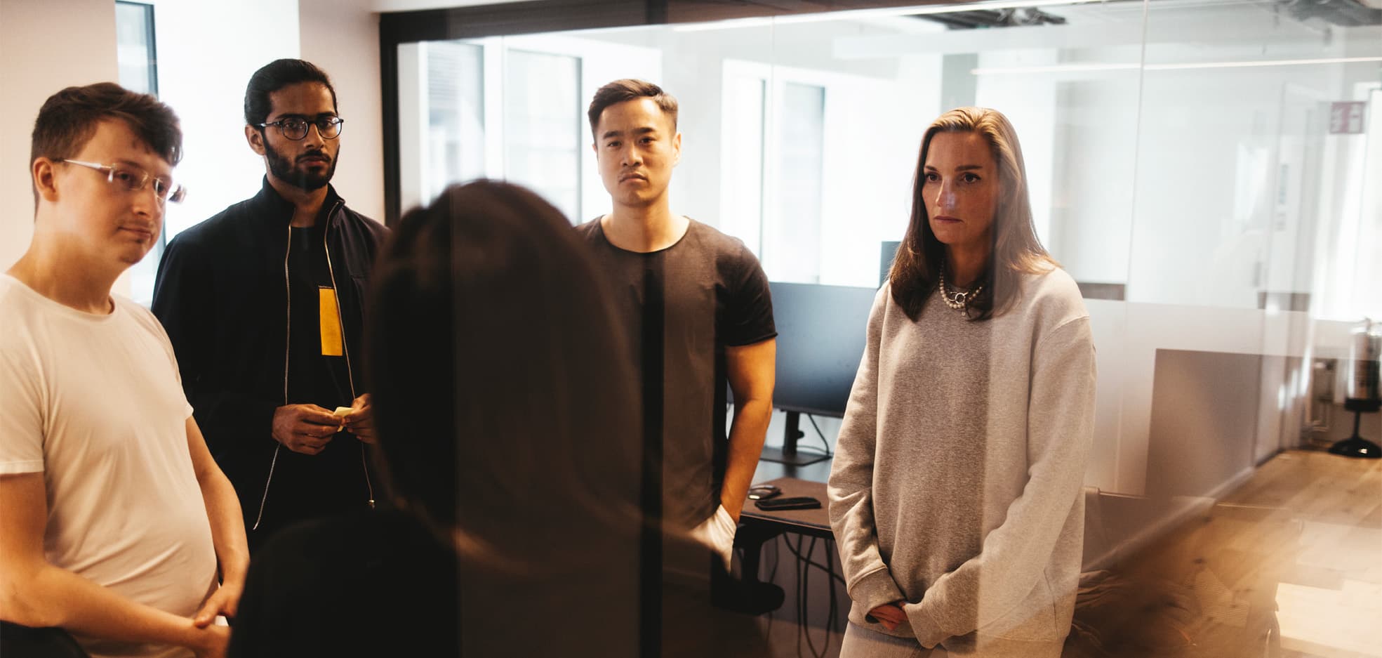 En grupp står och pratar i en cirkel