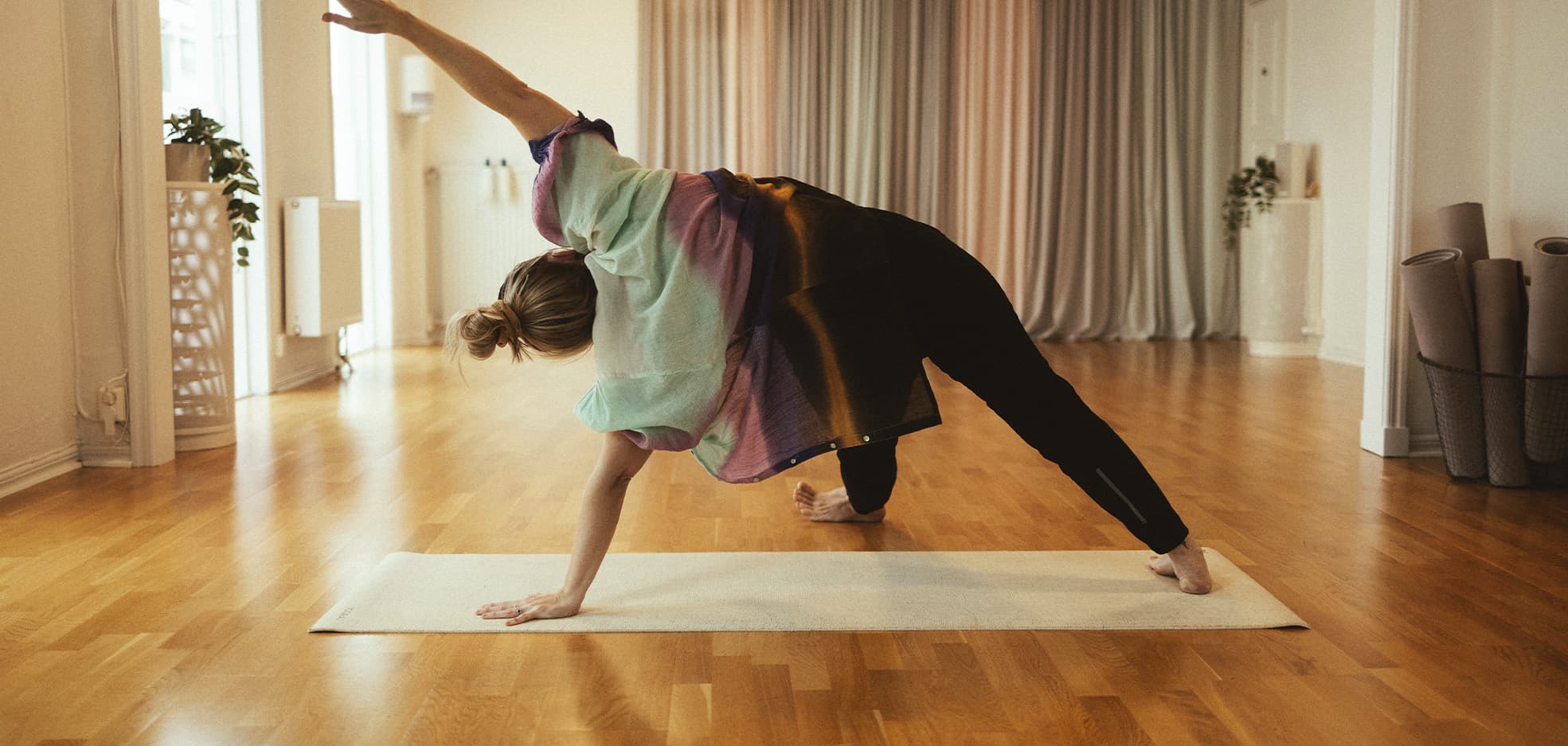 Kvinna som gör yoga