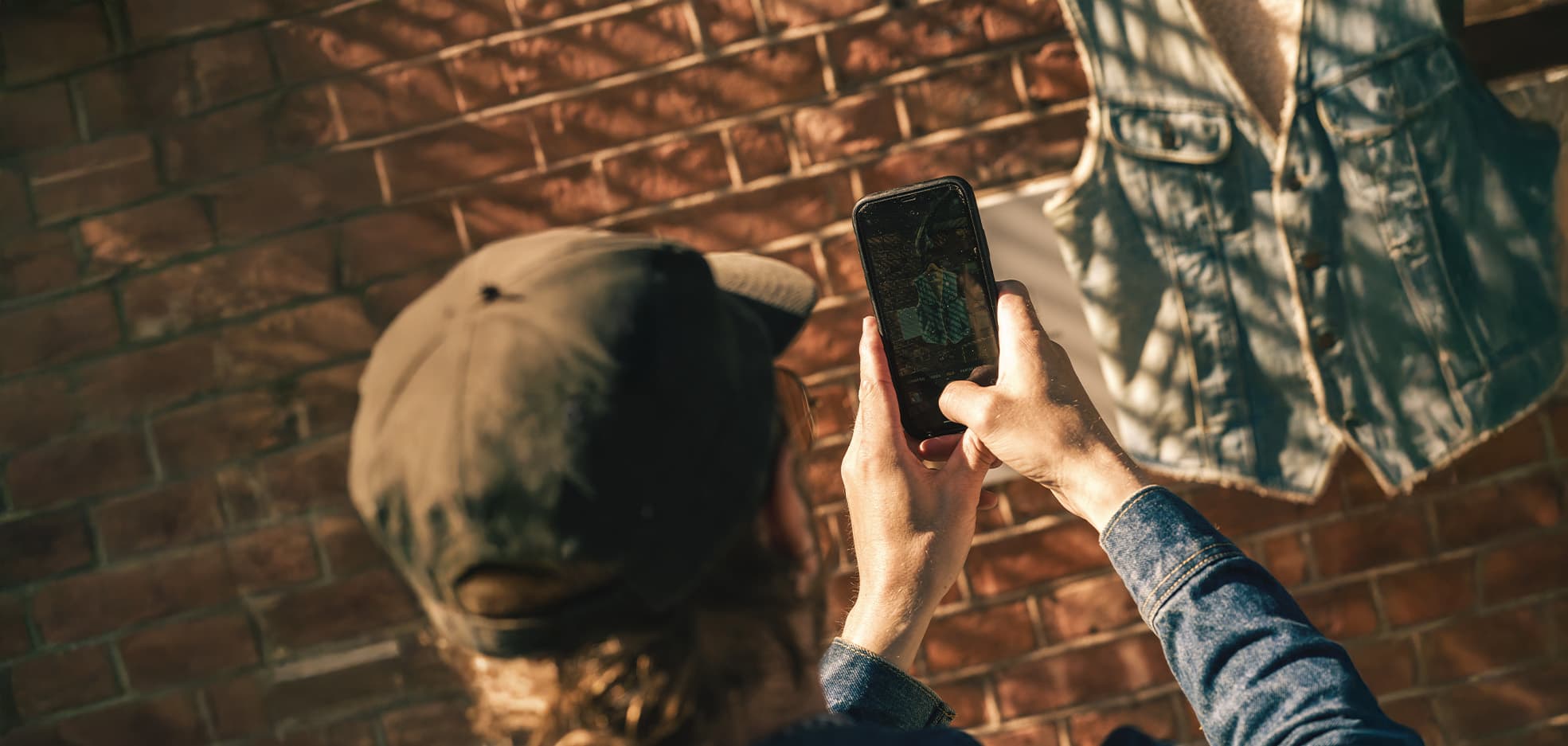 Man fotar en jeansjacka