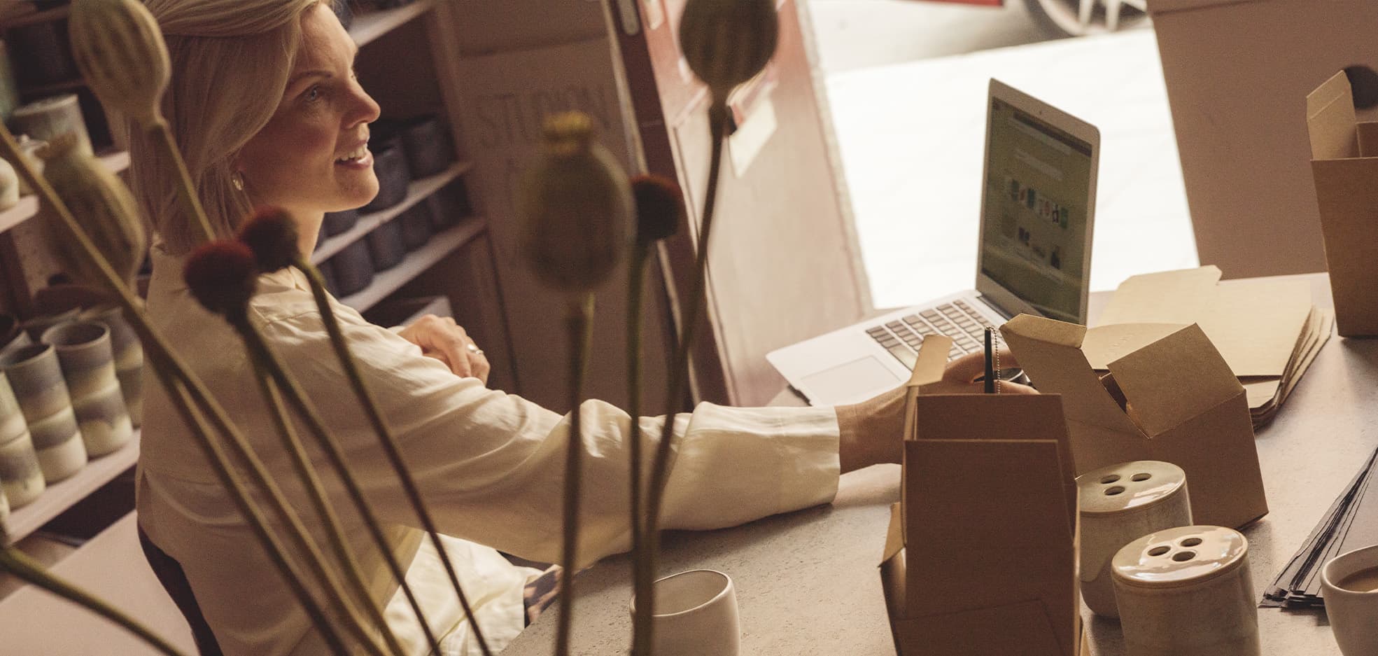 Kvinna sitter framför dator