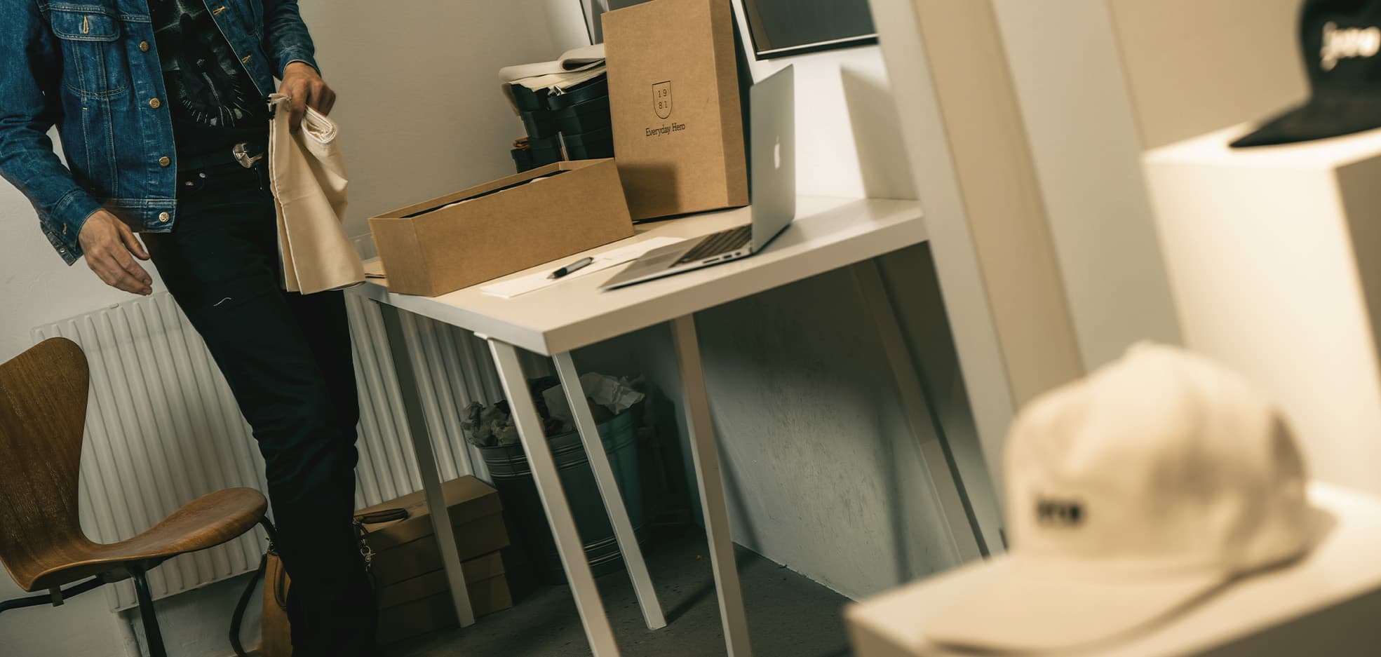 Man som arbetar med kläder