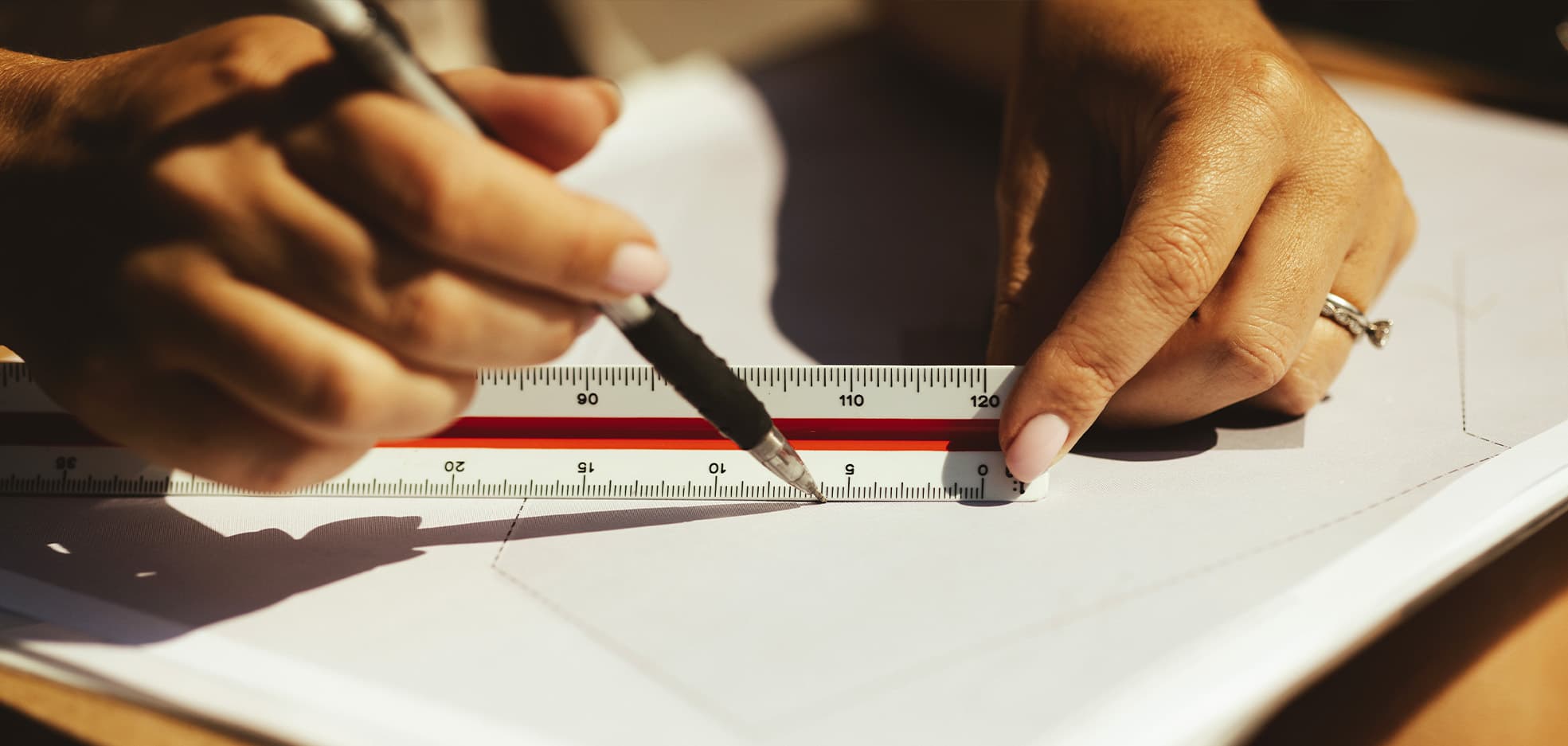 Händer ritar på ett block