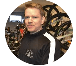 Porträttbild på en man med cyklar