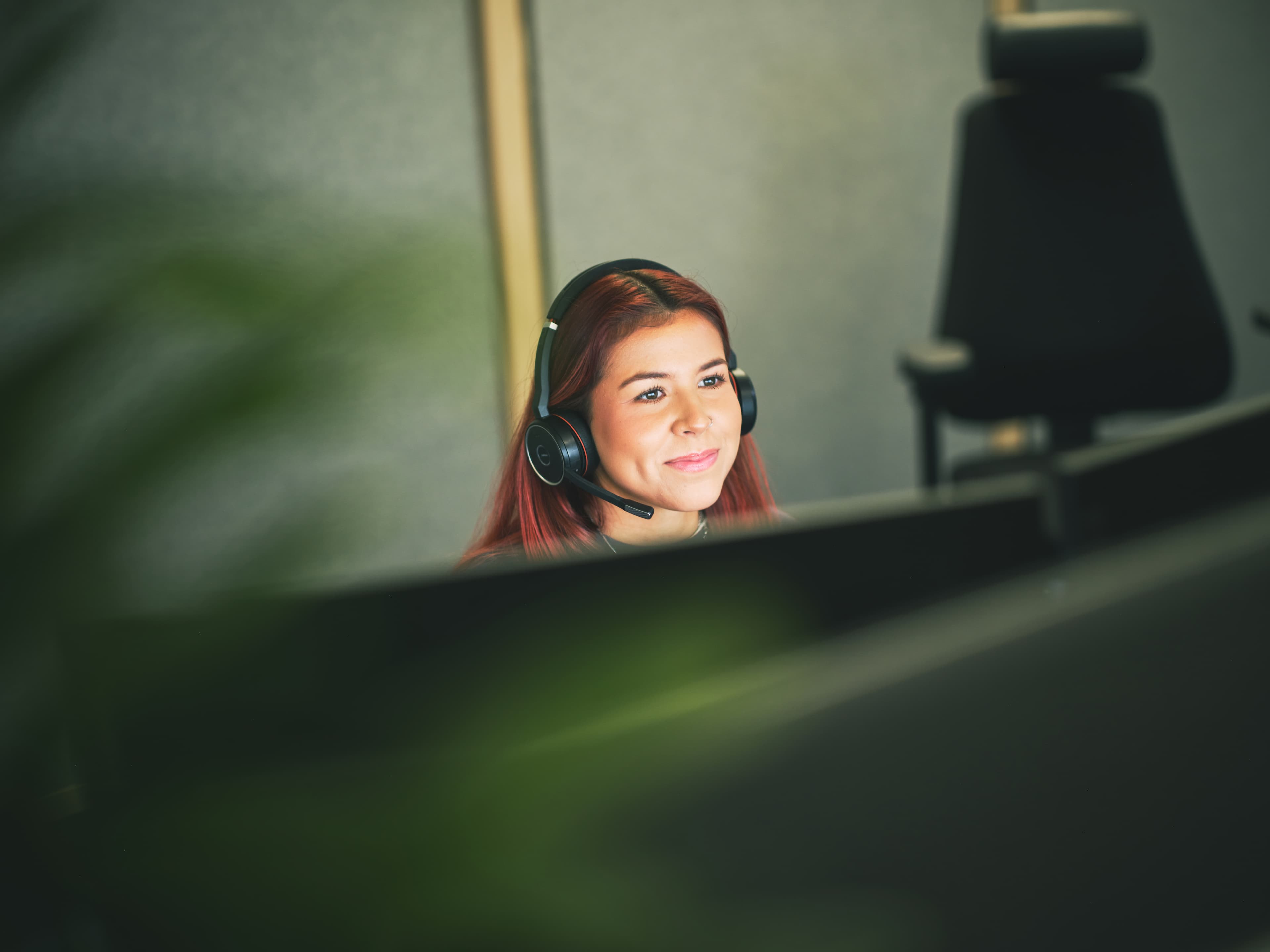 En kvinna som sitter vid en dator