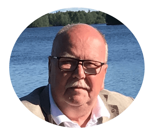 Porträttbild på en man vid en sjö