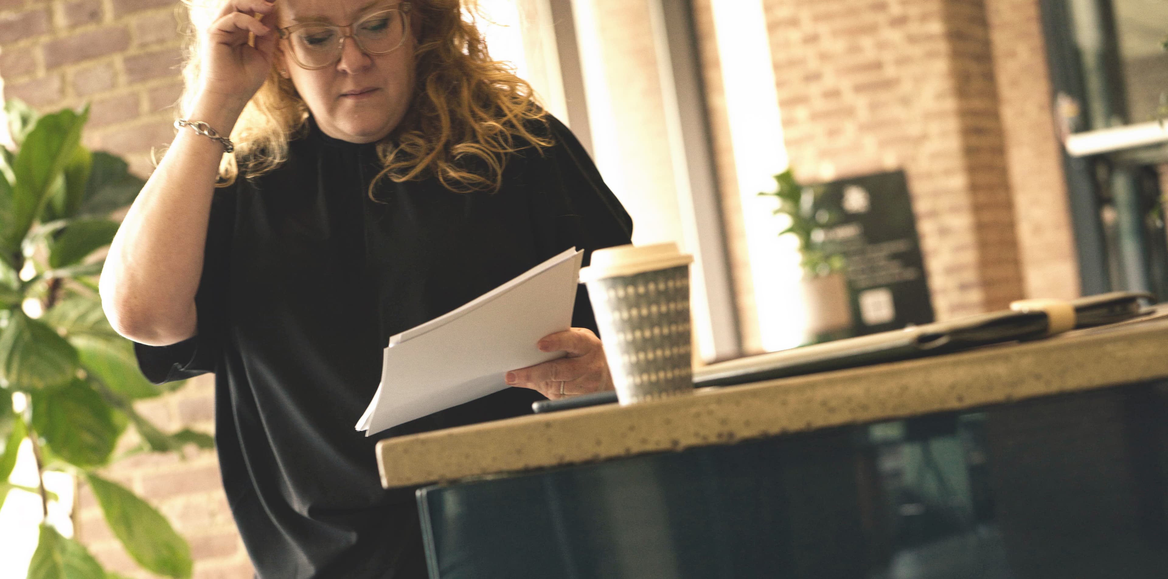 Kvinna står och kollar på material