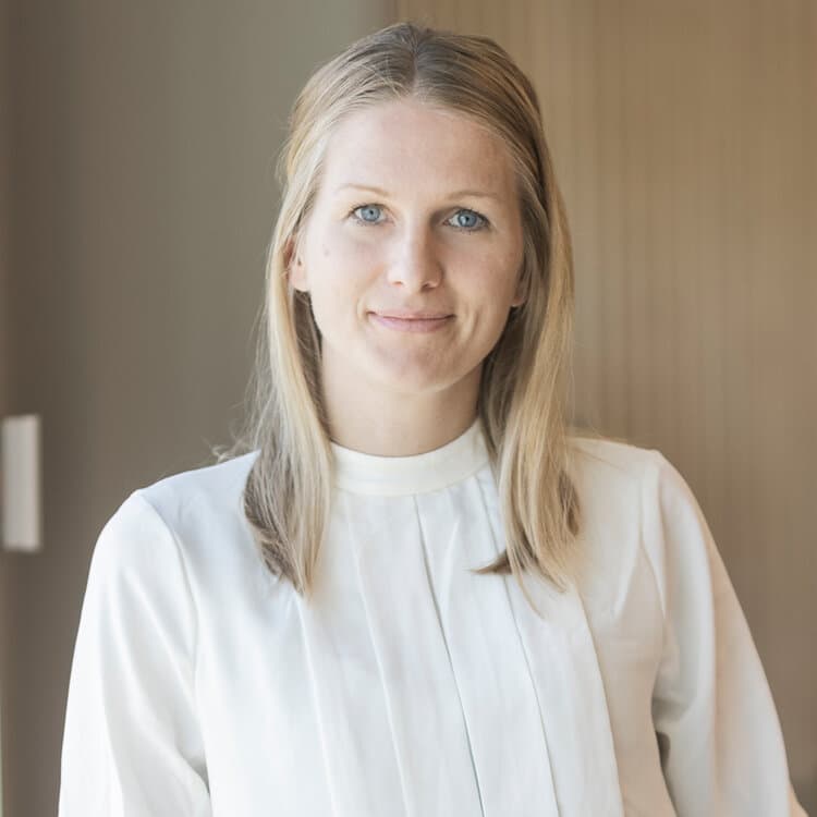 En porträttbild på en kvinna som arbetar som ekonomichef på Boxflow