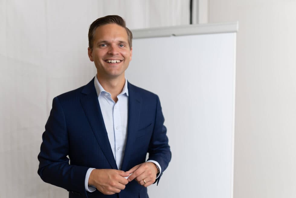 Porträttbild på en man i kavaj