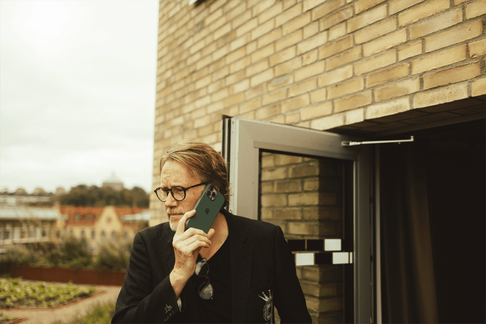 Man som pratar i en mobiltelefon