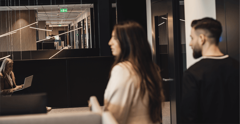 Två medarbetare går på ett kontor