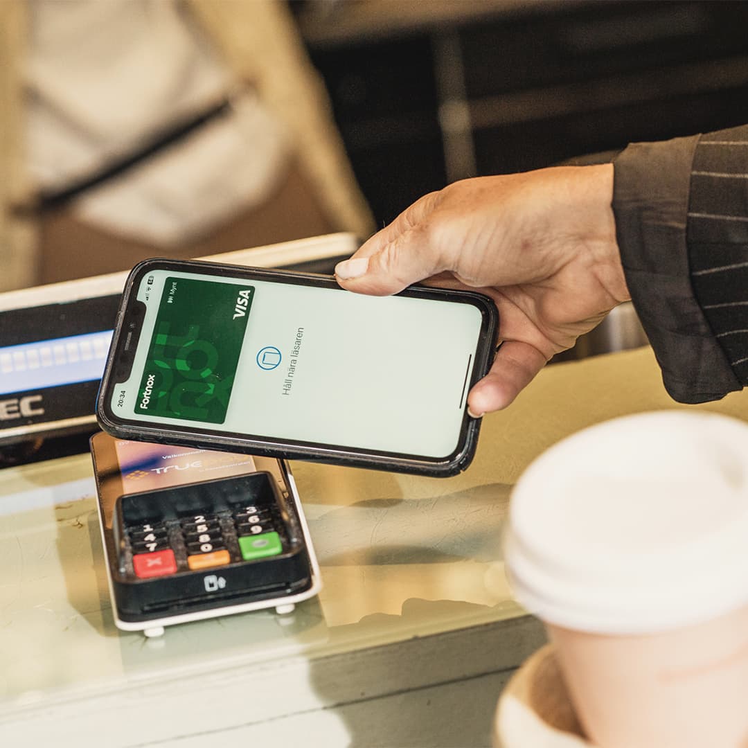 Ett köp genomförs med Fortnox Företagskort, och inköpet skickas rakt in i Fortnox bokföringsprogram.