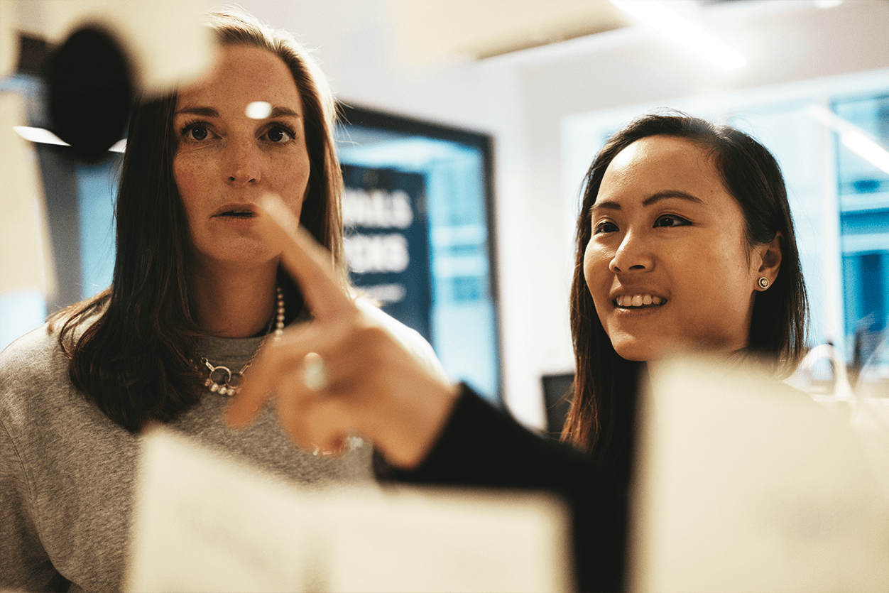 Två kvinnor står och diskuterar