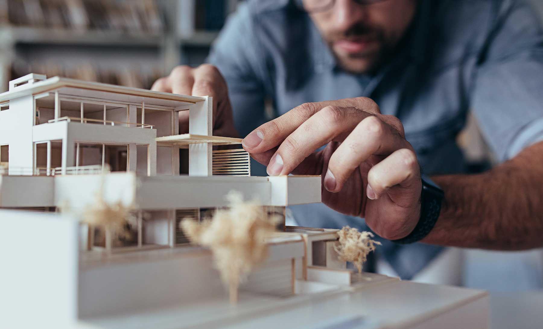 En arkitekt som bygger en modell