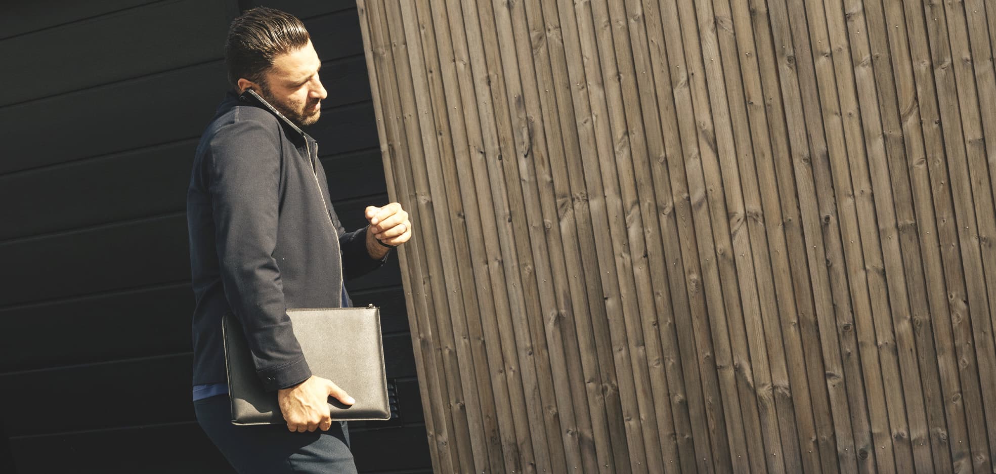 Man pratar i telefon