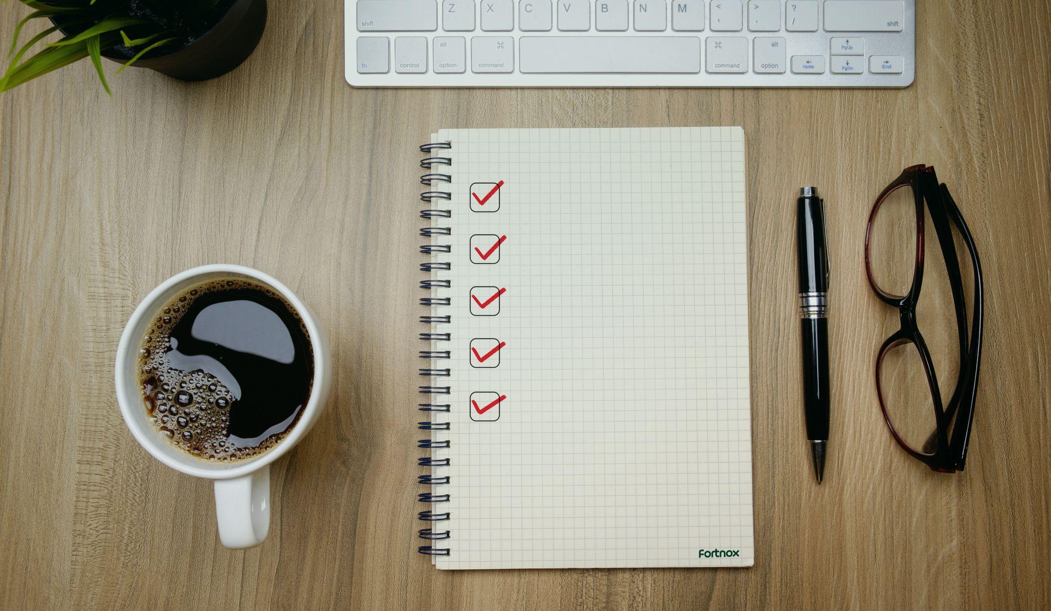 Ett anteckningsblock som symboliserar en checklista med saker att tänka på inför ett nytt år som företagare.