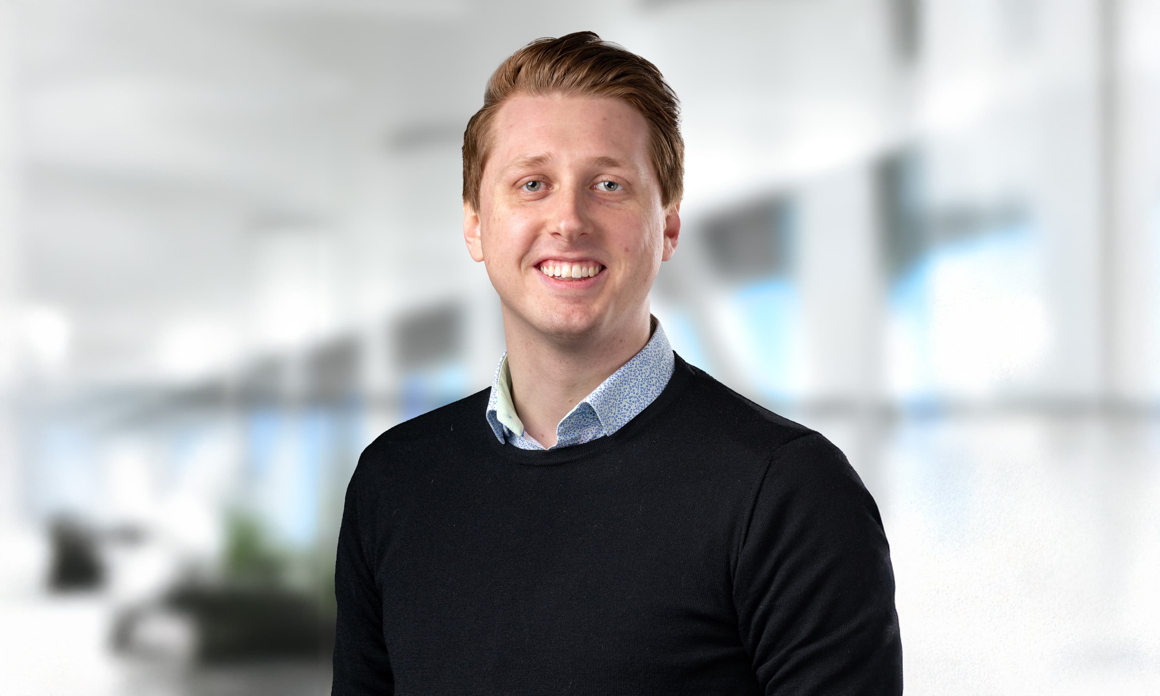 Bild på man som ler in i kameran