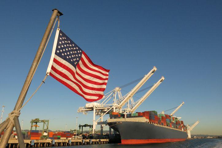 Den amerikanska flaggan framför ett frakltfartyg