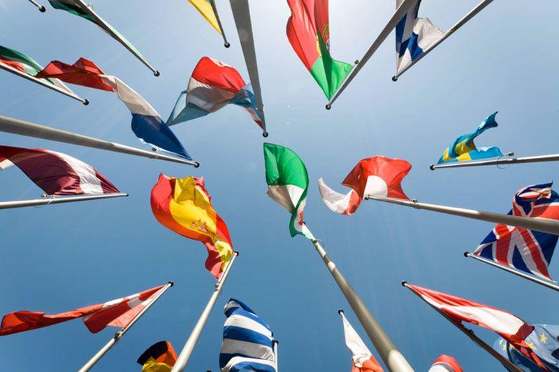 En massa flaggor som symboliserar EU